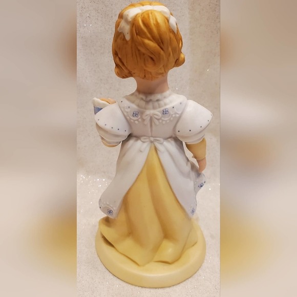 Vintage 1981 Avon A mothers love Porcelain Figurine - Picture 3 of 6